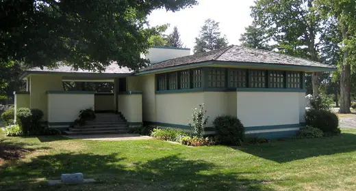 Photo 1: Exterior