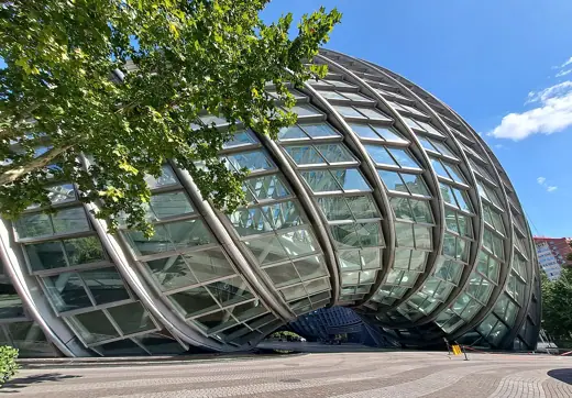 Photo 2: Exterior