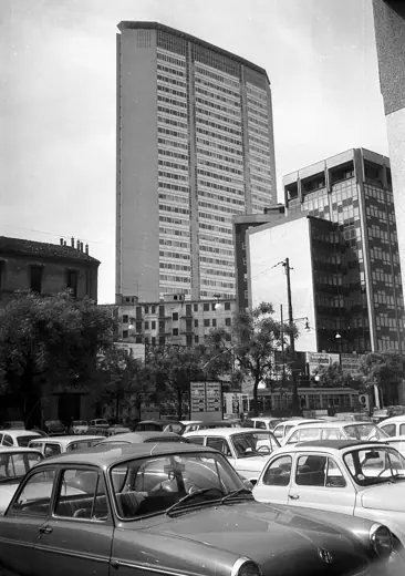 Photo 2: Exterior · Via Vittor Pisani, háttérben a Pirelli toronyház