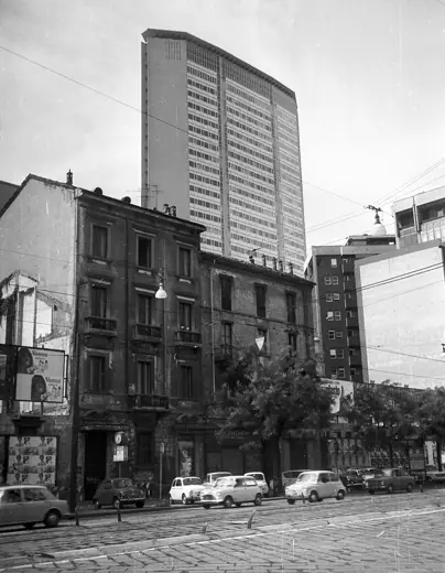 Photo 3: Exterior · Via Vittor Pisani, háttérben a Pirelli toronyház