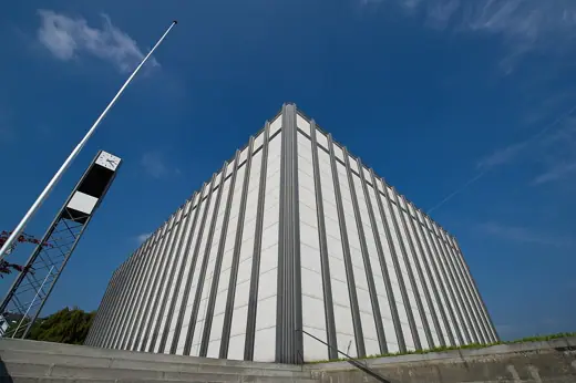 Photo 1: Exterior