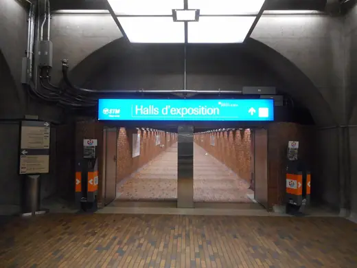 Photo 4: Interior · Couloir menant à la Place Bonaventure, Montréal, depuis le métro