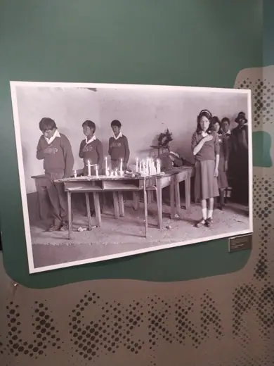 Photo 4: Exterior · un funeral de un profesor