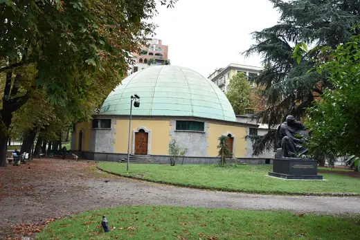 Photo 2: Exterior