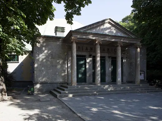 Photo 3: Exterior