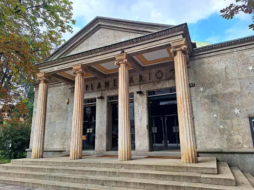 Photo 4: Exterior