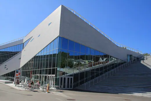 Photo 1: Exterior