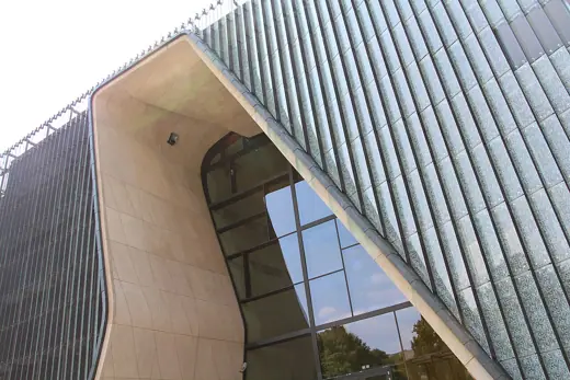 Photo 4: Exterior
