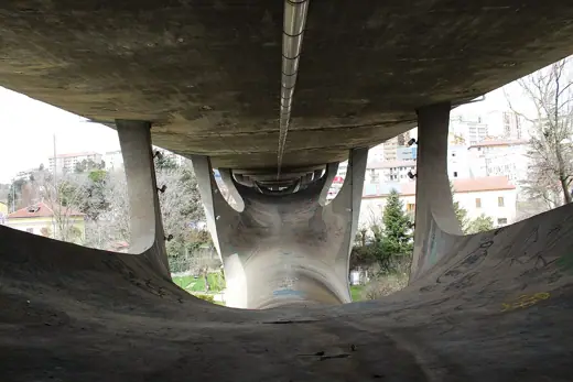 Photo 3: Exterior · Nella pancia del ponte