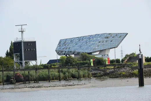 Photo 4: Exterior · Vue du port d'Anvers, durant la traversée de Fort Lillo au Steen, avec le Waterbus (août 2021)