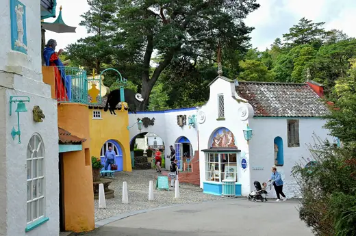 Photo 1: Exterior