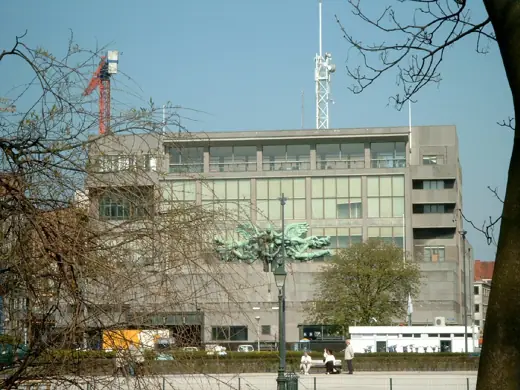 Photo 1: Exterior