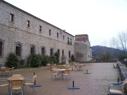 Photo 3: Exterior · esplanada