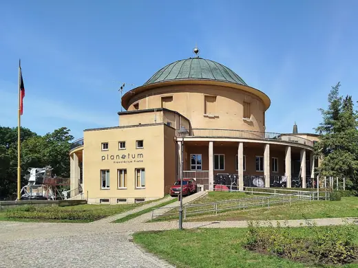 Photo 1: Exterior