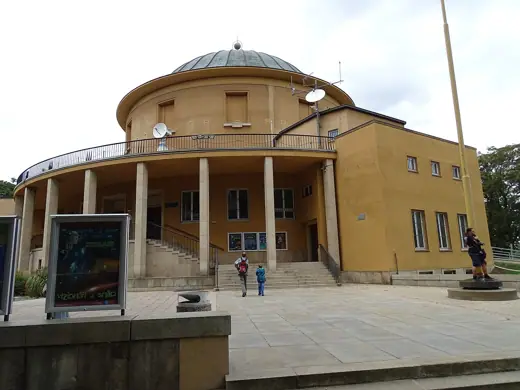 Photo 2: Exterior