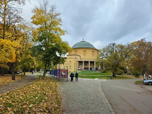 Photo 3: Exterior