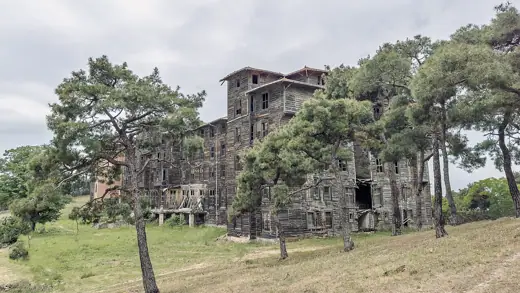 Photo 2: Exterior