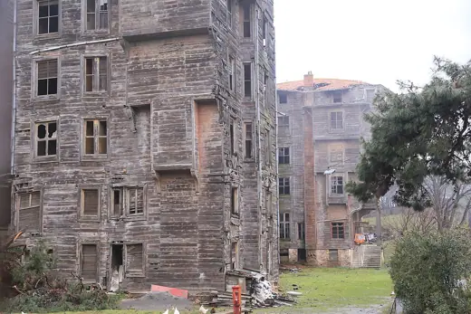 Photo 3: Exterior