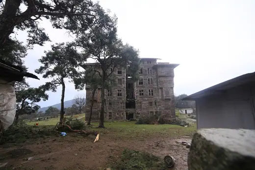 Photo 4: Exterior