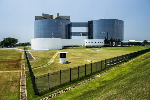 Photo 2: Exterior