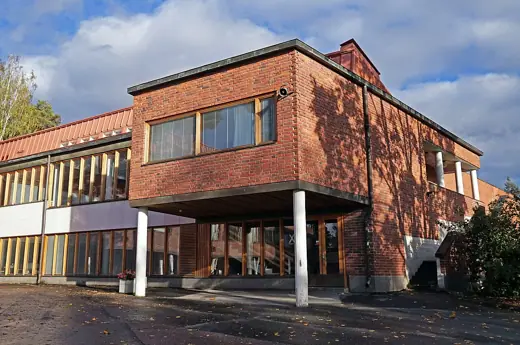 Photo 1: Exterior