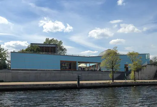 Photo 2: Exterior