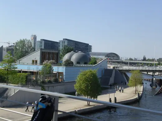 Photo 4: Exterior
