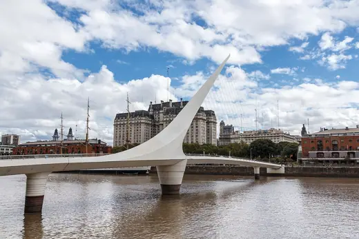 Photo 3: Exterior · Die Frauenbrücke des spanischen Architekten Santiago Calatrava wurde 2001 eröffnet