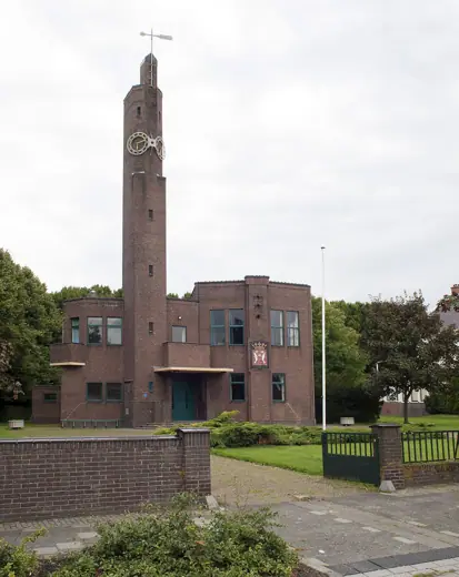 Photo 1: Exterior