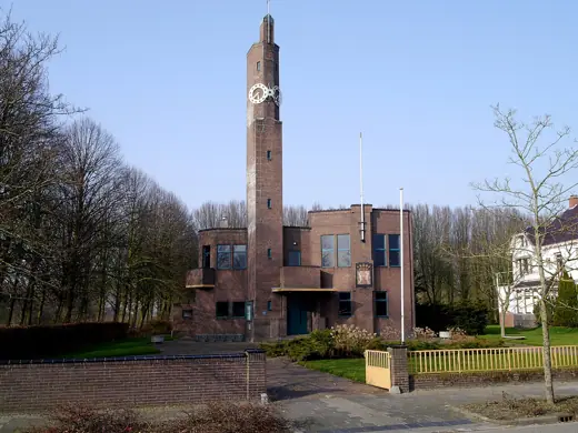 Photo 2: Exterior