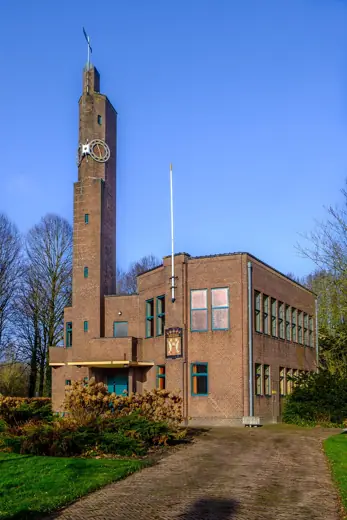 Photo 3: Exterior
