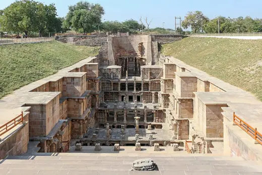 Photo 2: Exterior · Rani ki vav, Patan, India