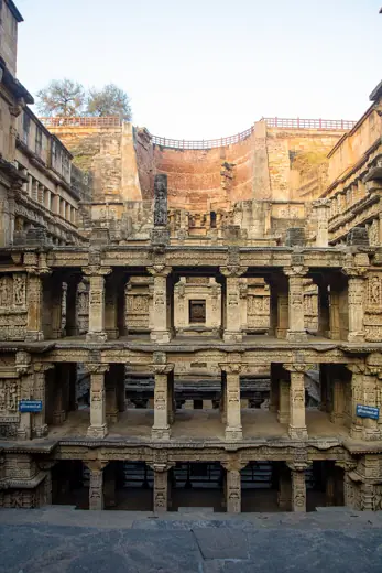 Photo 4: Exterior