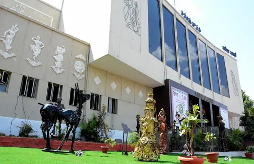 Photo 2: Exterior