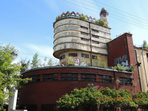 Photo 2: Exterior