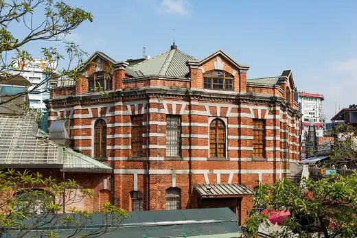 Photo 1: Exterior