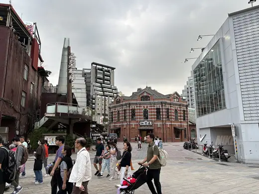 Photo 2: Exterior