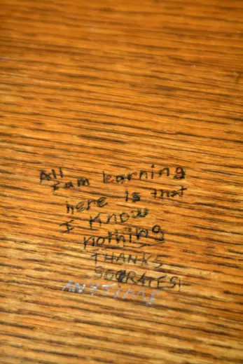 Photo 3: Exterior · Graffiti de la Regenstein Library, Université de Chicago