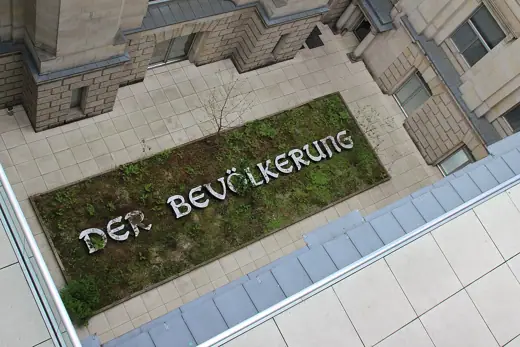 Photo 6: Interior · Blick auf den Innenhof des Reichstagsgebäudes mit der Inschrift: "Der Bevölkerung"