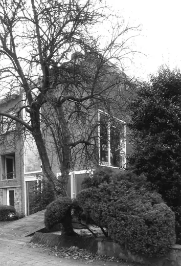Photo 2: Exterior