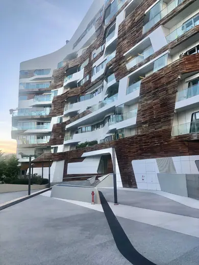Photo 2: Exterior