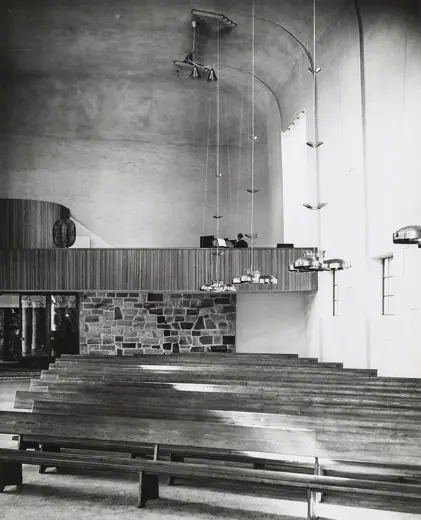 Photo 6: Interior · Am unteren Rand des Bildes die Kirchenbänke der Kapelle