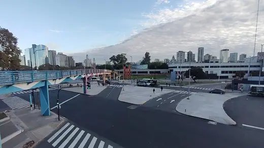 Photo 1: Exterior · Acceso a la Terminal de Ómnibus de Retiro y avenida Antártida Argentina Buenos Aires, Argentina