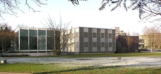 Photo 1: Exterior