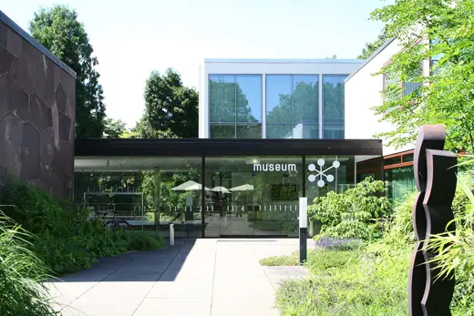 Photo 3: Exterior
