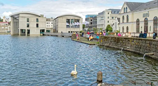 Photo 2: Interior · Das Rathaus von Reykjavik am Tjörnin-See