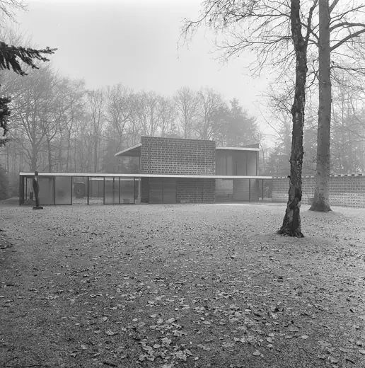 Photo 2: Exterior