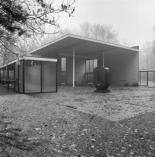Photo 3: Exterior
