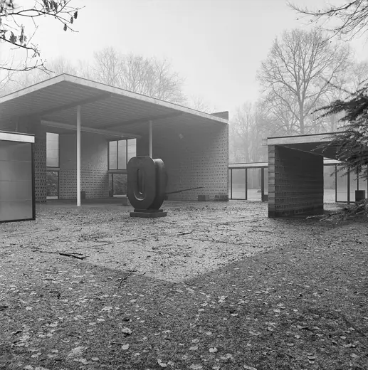 Photo 4: Exterior