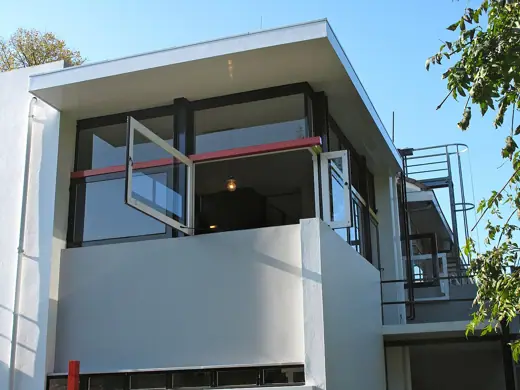 Photo 3: Exterior